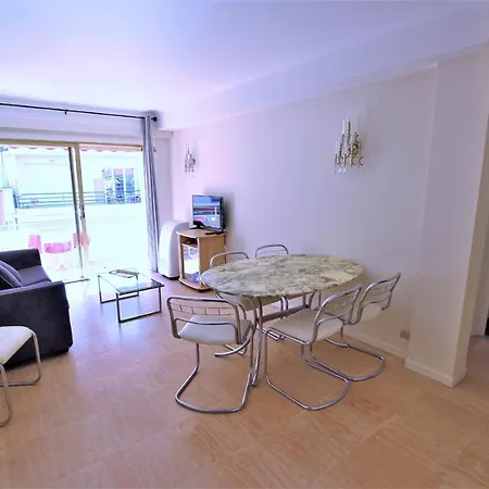 Located Behind The Martinez At 50 Meters To The Croisette
